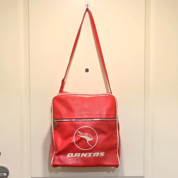 Vintage 70s Qantas Airlines Red Vinyl Adjustable Strap Cabin Bag - Picture 2 of 8